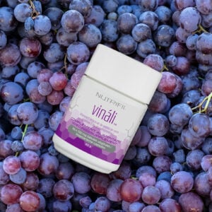 Vinali Nutrifii avec vitamine C et extrait de pépins de raisin sur fond de grappes de raisin