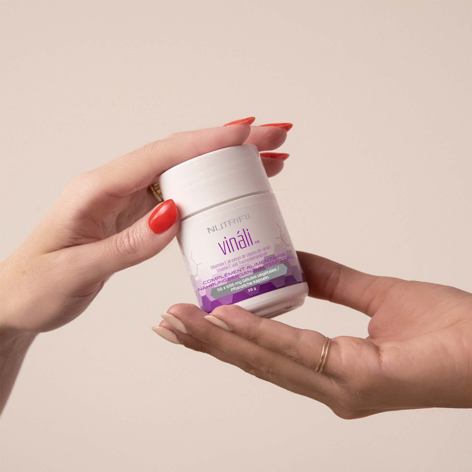 image du produit Vinali dans les mains d'une femme