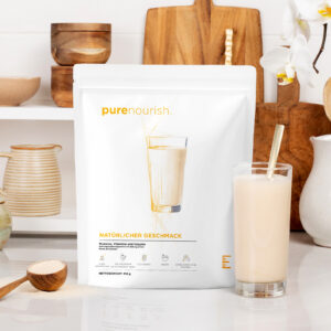 Bild des PureNourish-Produkts mit einem Glas voller Proteindrink