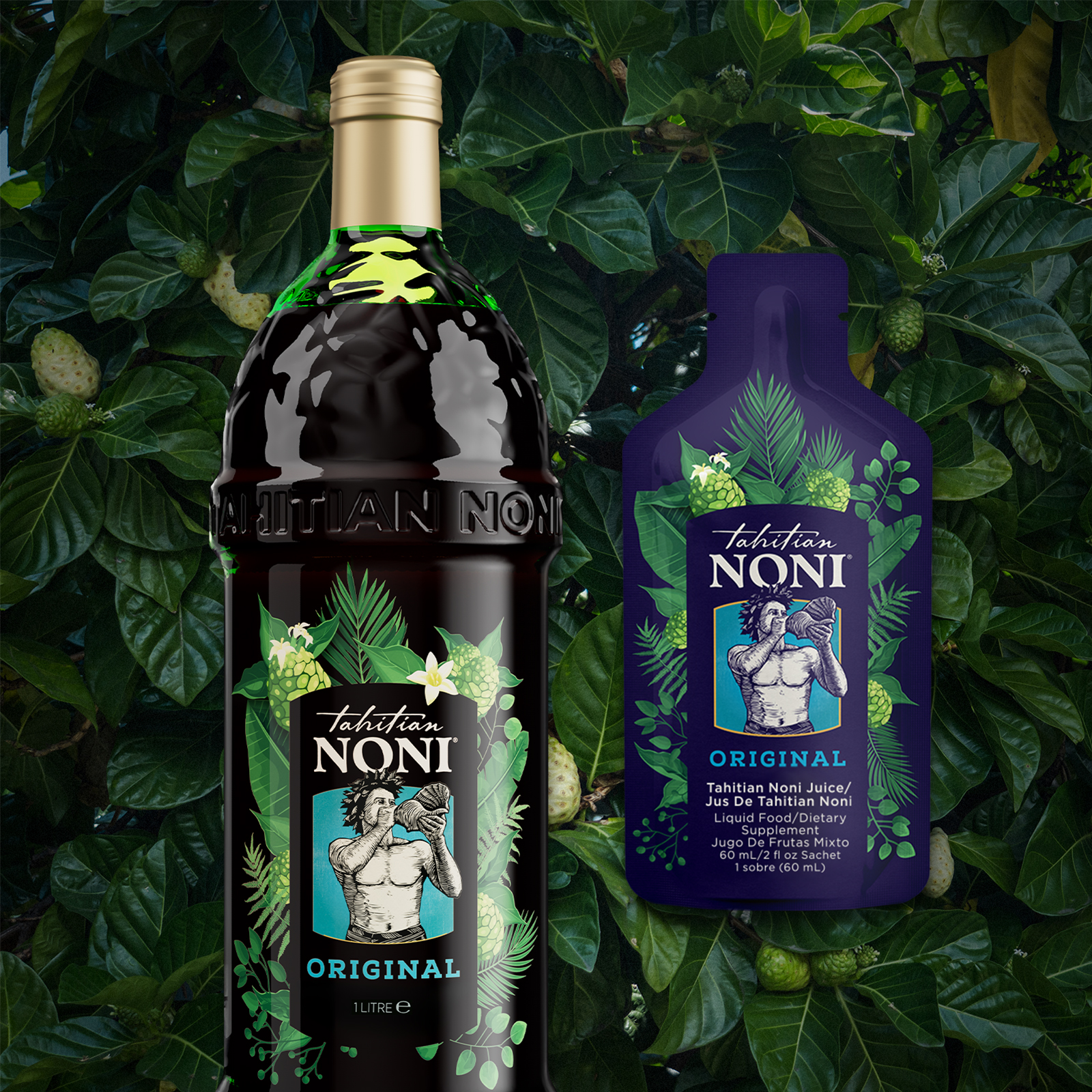 Tahitian Noni Original en bouteille de 1 litre et sachet de 60 ml, devant des feuilles et fruits de noni