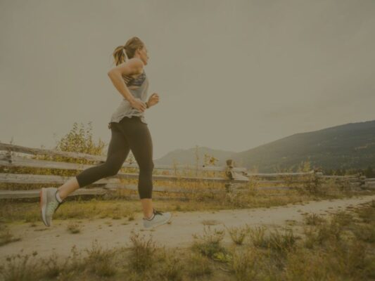 image d'une femme qui court à l'extérieur dans la campagne
