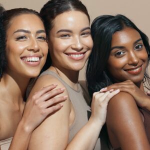Imagen de tres mujeres con tonos de piel diferentes