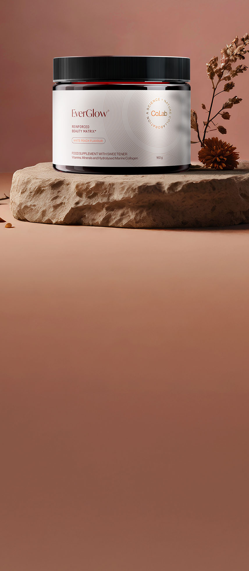 bannière du produit EverGlow de la marque Co.Lab sur un podium avec un décor autour