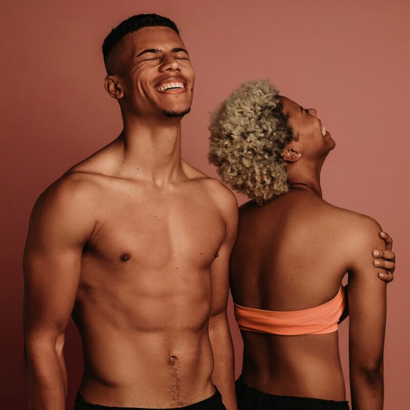 Foto di una donna e un uomo felici