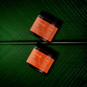 Due flaconi dell’integratore alimentare AbVantage su sfondo di foglia verde, simbolo di una formula naturale e vegetale