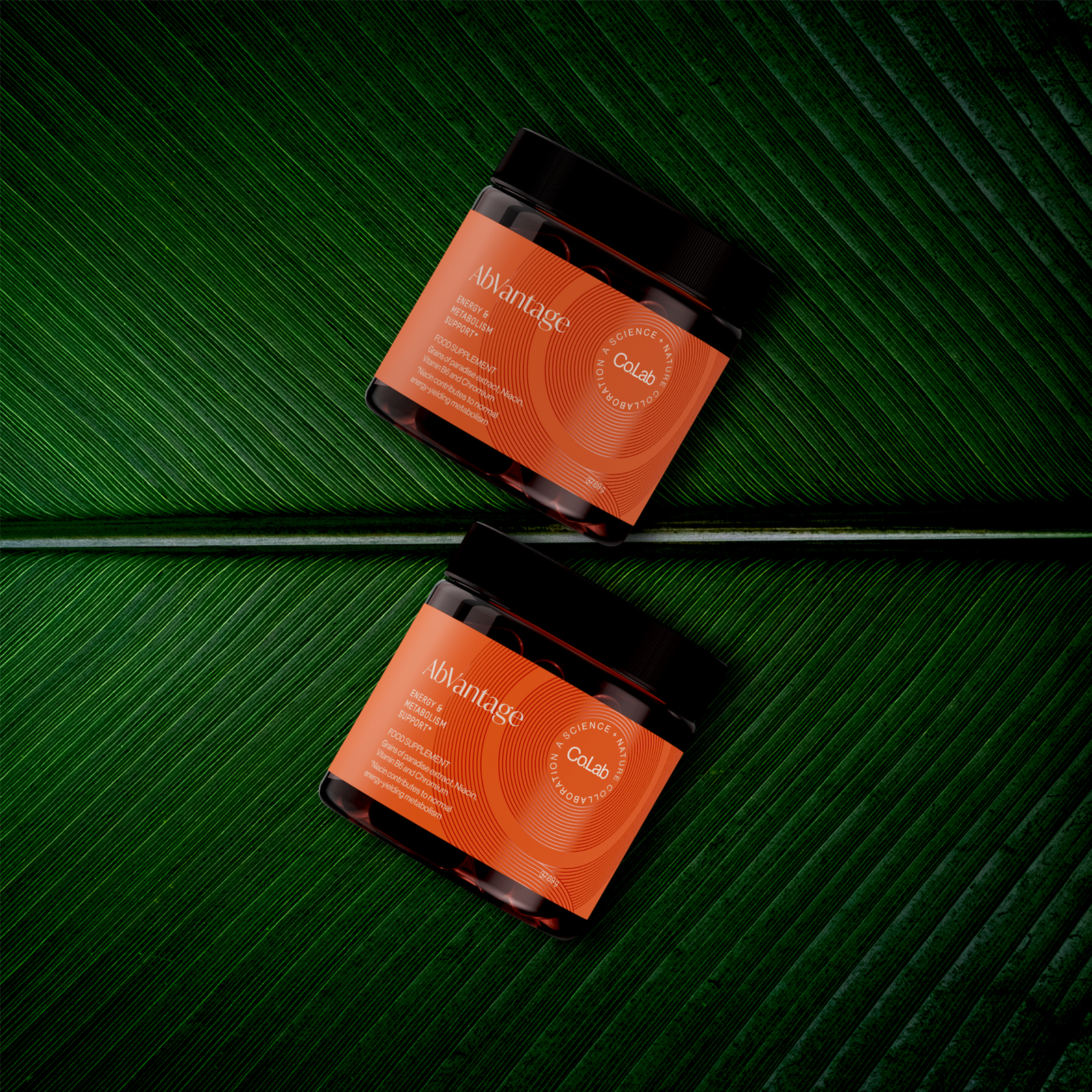 Due flaconi dell’integratore alimentare AbVantage su sfondo di foglia verde, simbolo di una formula naturale e vegetale