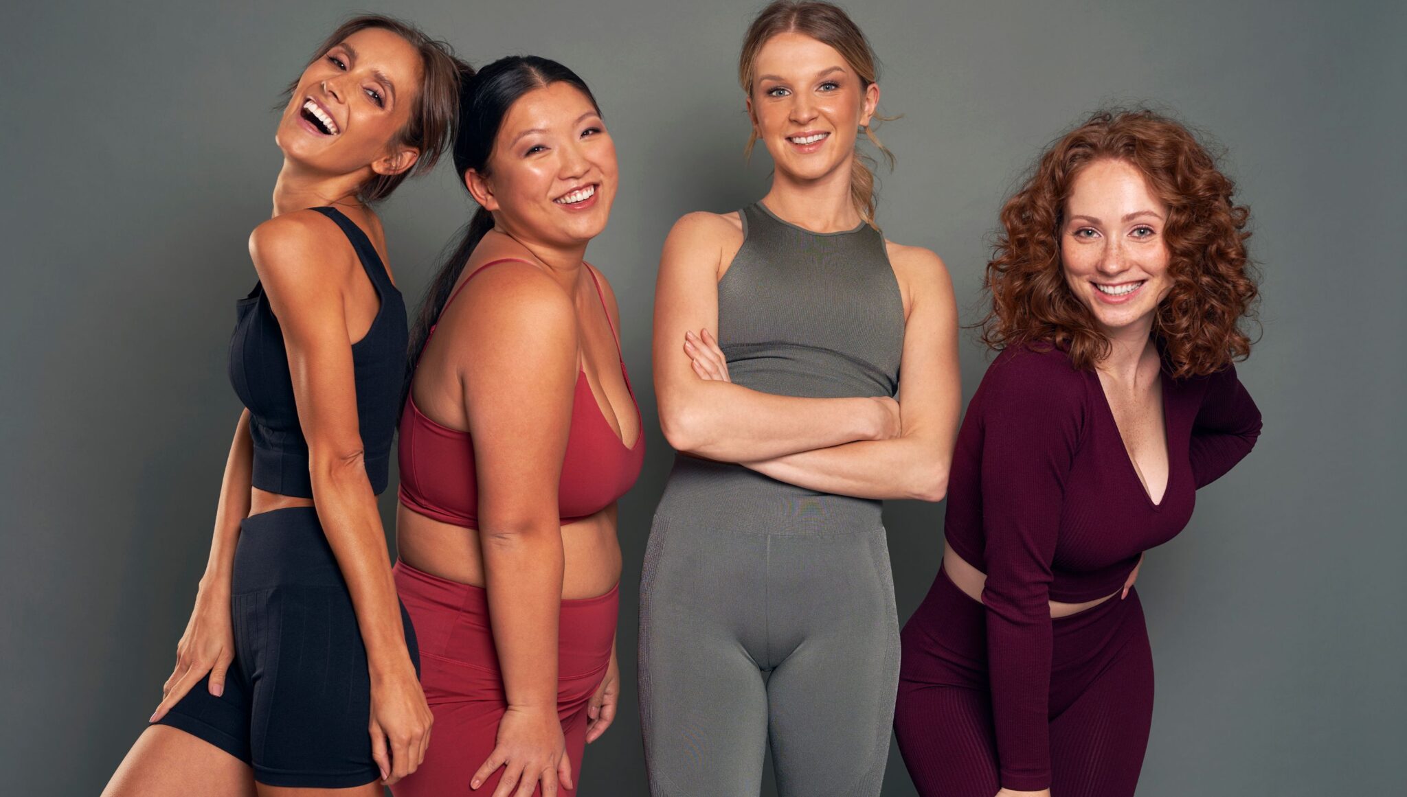 Groupe de femmes souriantes portant des tenues de sport