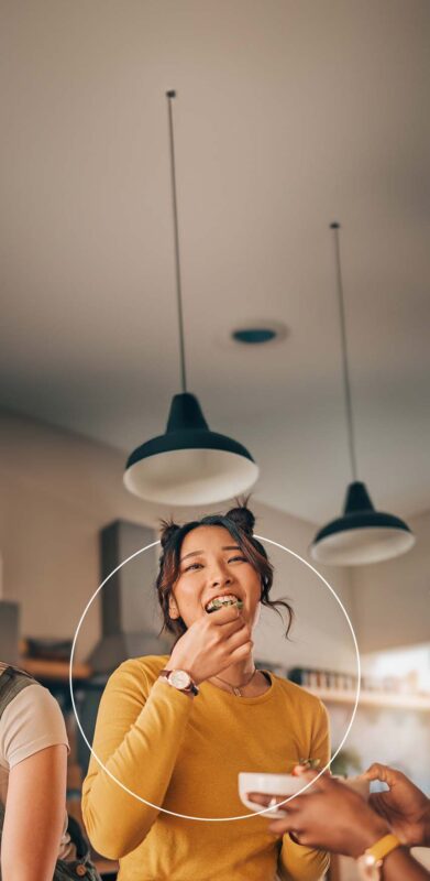 Image pour mobile de deux femmes sans une cuisine mangeant et préparant des plats équilibrés