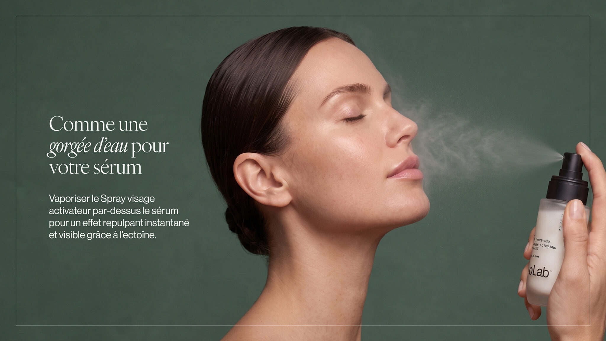 Femme vaporisant le spray visage activateur Co.Lab™ par-dessus son sérum