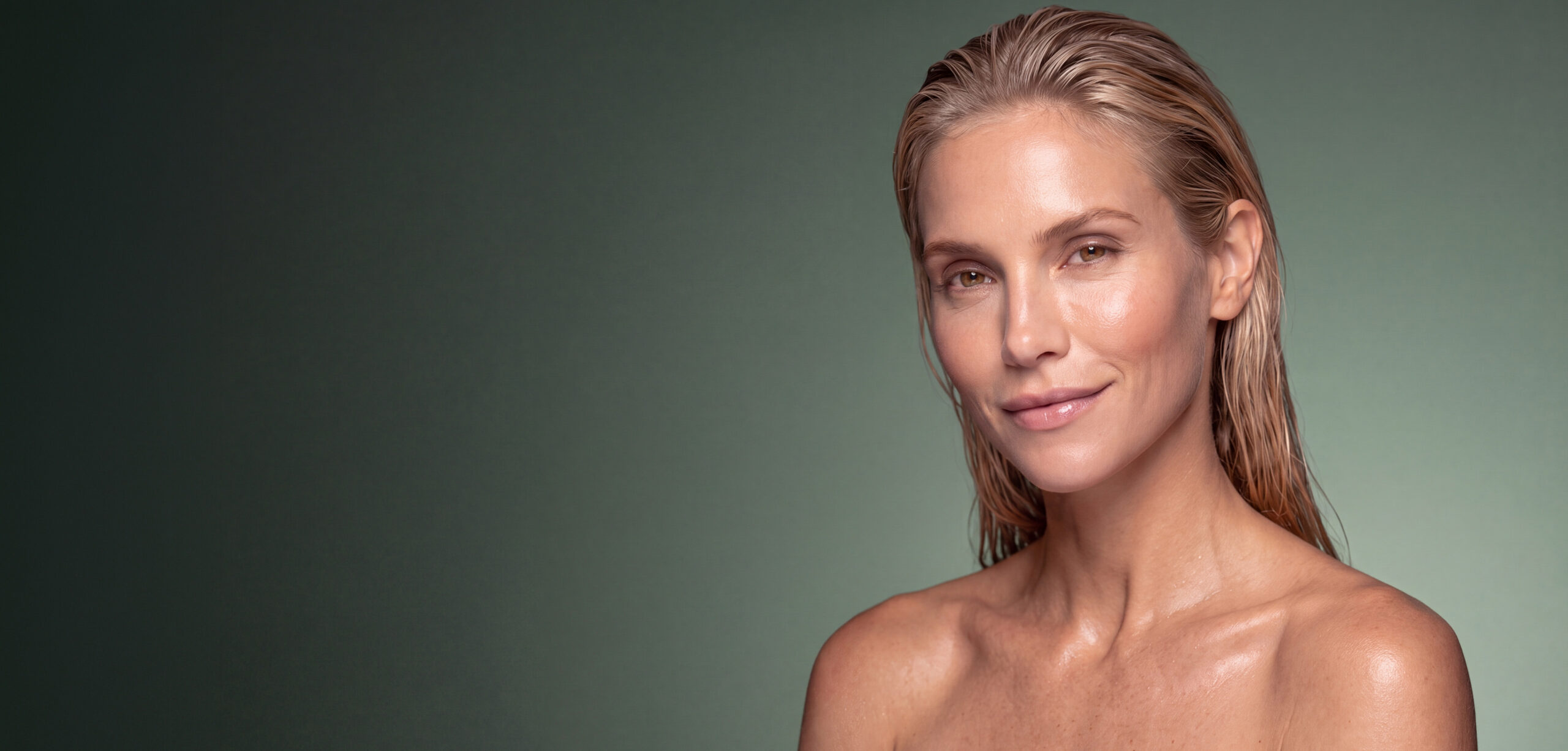Femme au teint lumineux avec les cheveux mouillés – Co.Lab™ Skincare
